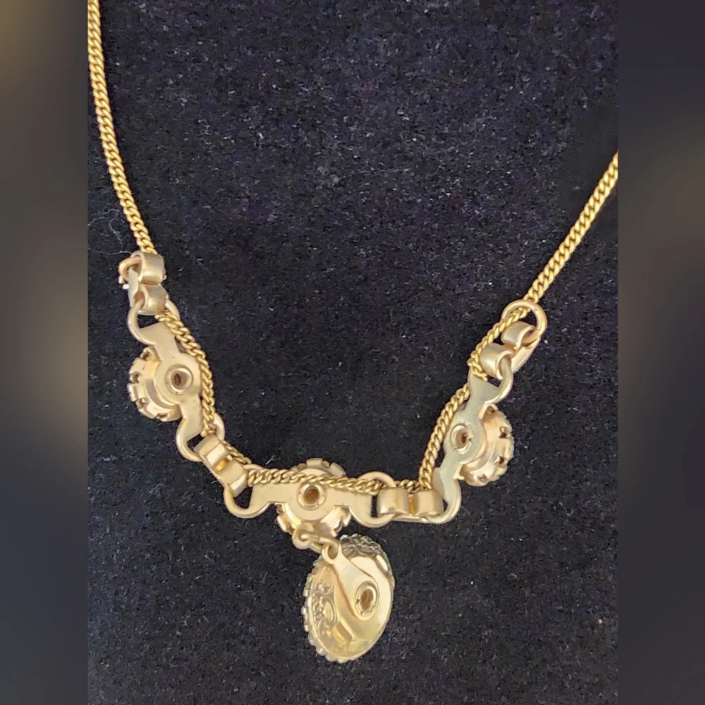 SE5 Elegant Gold Necklace with Light Purple Opal Accents
